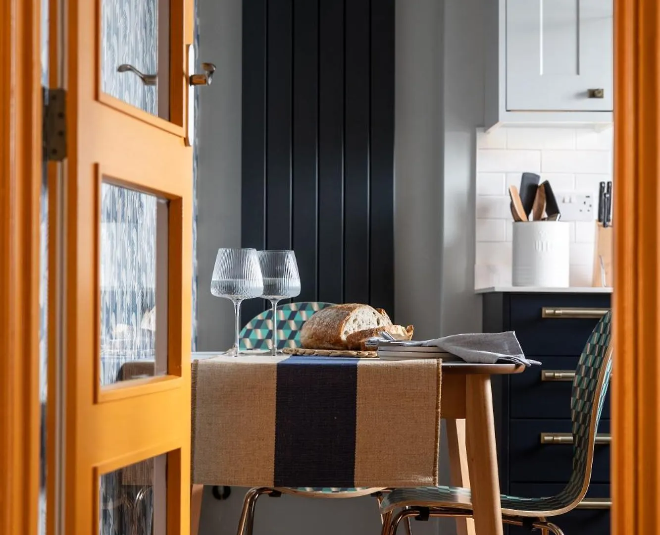 The Lorelei 2Br Mid-Century Modern Stylish Apartment Hove