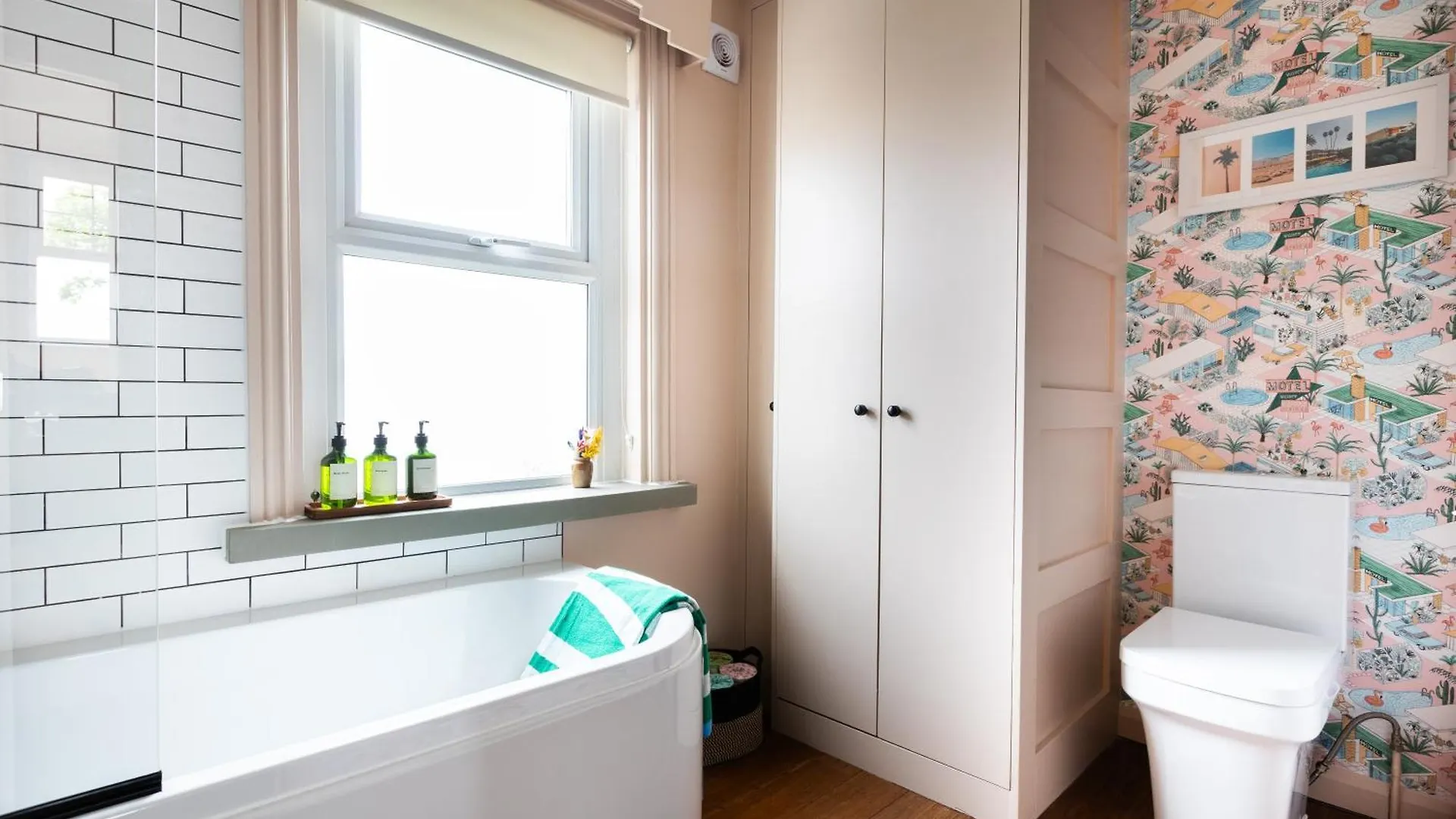 The Lorelei 2Br Mid-Century Modern Stylish Apartment Hove